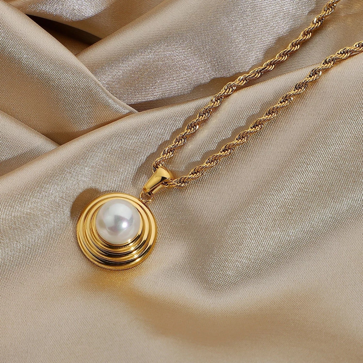 VINTAGE PEARL NECKLACE